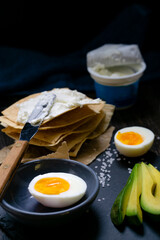 Avocado with sea salt, egg and dry bread for a balanced breakfast
