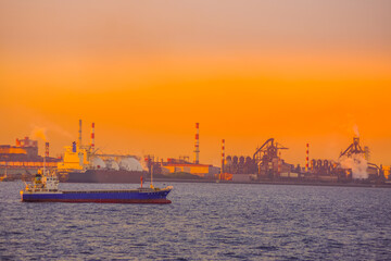 Fototapeta premium 貨物船のシルエットと夕景