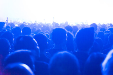 Obraz premium concert playing in a crowded hall with the lights in the dark and the noise in the blur