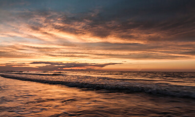 Fototapeta na wymiar Sarbinowo plaża - zachód słońca bałtyk