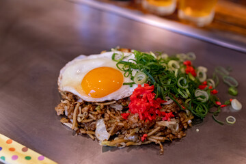 大阪名物の鉄板お好み焼き
