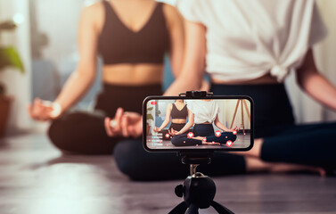 Yoga online to live streaming on a smartphone, The fitness trainer teaches exercise so that the...