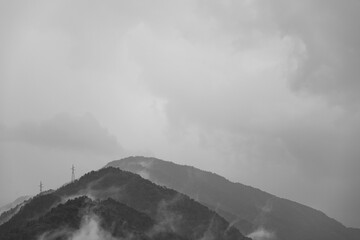 煙る山　モノクロ写真