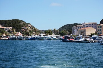 Fototapeta na wymiar Corse: Tour en bateau dans les eaux autour du fort de Bonifacio