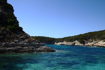 Naklejka premium Corse: Tour en bateau dans les eaux autour du fort de Bonifacio