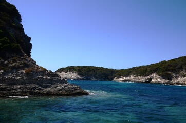 Fototapeta na wymiar Corse: Tour en bateau dans les eaux autour du fort de Bonifacio