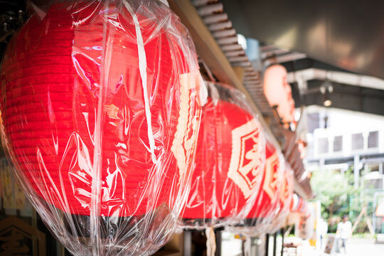 Restaurant image, red lamp with “welcome” message at entrance of Japanese restaurants in Shibuya