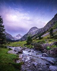 Coucher de soleil vallée des pyrénées nature ruisseau