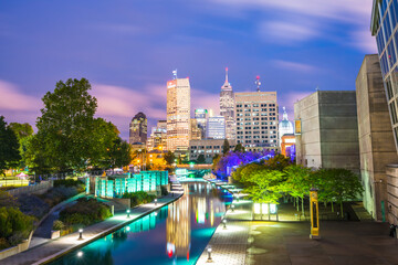 Obraz premium indianapolis,indiana,usa-09-13-17, beautiful indiannapolis skyline with reflection on water.