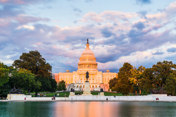 Obraz premium The United States Capitol building at sunset wirh reflection in water.