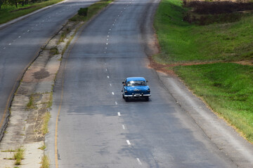 Fototapeta na wymiar Einsames Auto auf kubanischer Autobahn