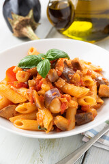 Piatto di pasta con salsa di melanzane e pomodoro, Cucina Italiana
