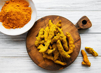  Yellow turmeric powder and dry roots