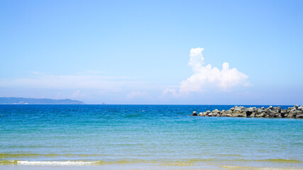 Fototapeta premium 夏の青空と青い海と防波堤