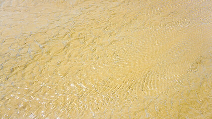 ビーチに流れる小川