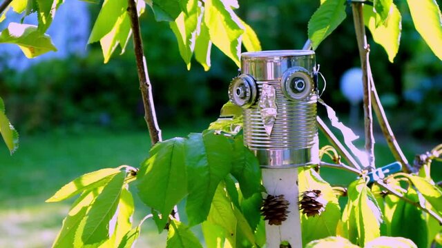 Selbst gemachte Blechdoseneule im Garten in Niederbayern Deutschland.