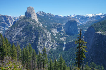 Obraz premium hiking the panorama trail in yosemite national park, california, usa