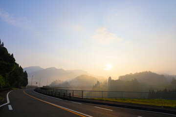 朝日と道路
