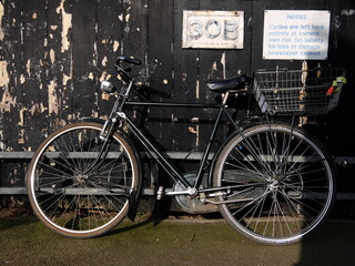 Fototapeta na wymiar Vintage bicycle parked in front of a wall