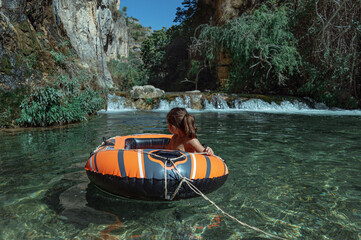 Niña navegando en un bote en el lago