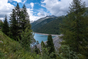 Obraz premium Blick auf den Lago di Malga Bissina in Südtirol Italien Trentino