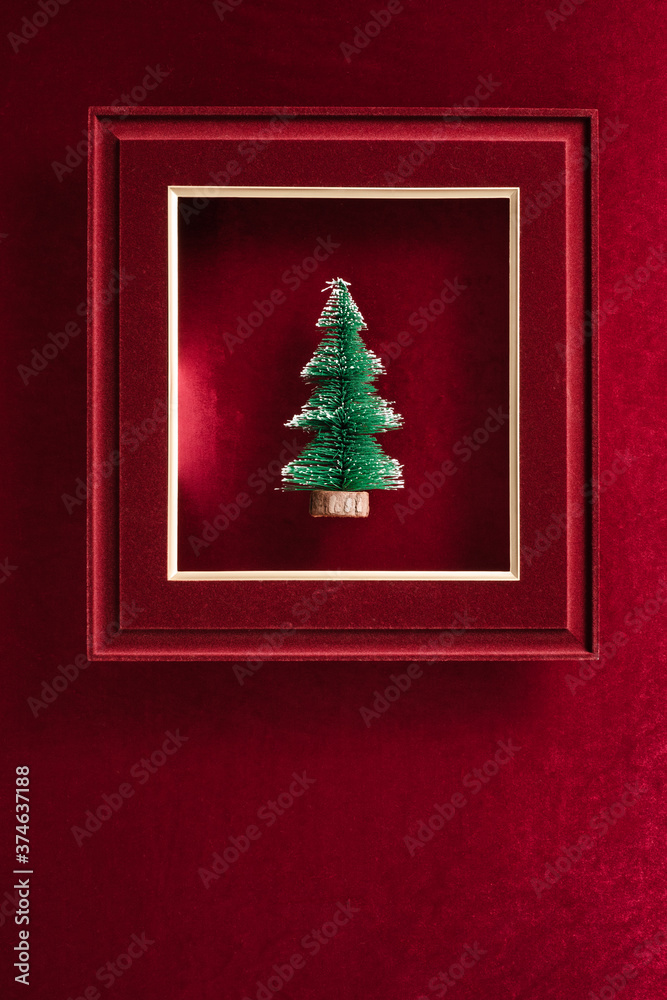 Poster merry christmas and happy new year text and christmas tree in felt photo frame on velvet red felt fa