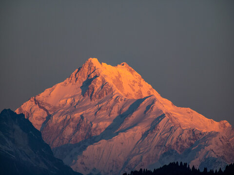 Sonnenaufgang in Gangtok mit Blick auf den Kanchenjunga  