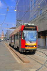 Fototapeta na wymiar Tram arancione e rosso a Milano 