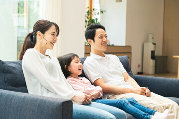 Fototapeta premium テレビを見る家族