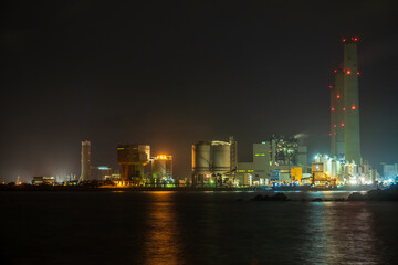 Obraz premium Power plant industry at the coast