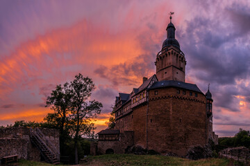 Sonnenuntergang hinter Burg Falkenstein