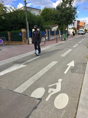 Usager de monocycle avec casque dans un décor urbain