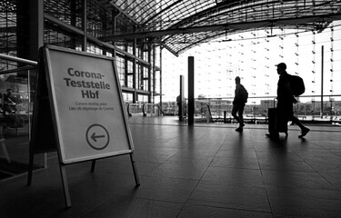 Wegweiser zu Corona-Teststelle Berlin Hauptbahnhof