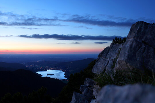 Blick auf den Schliersee vom Brecherspitz aus an einem Sommerabend