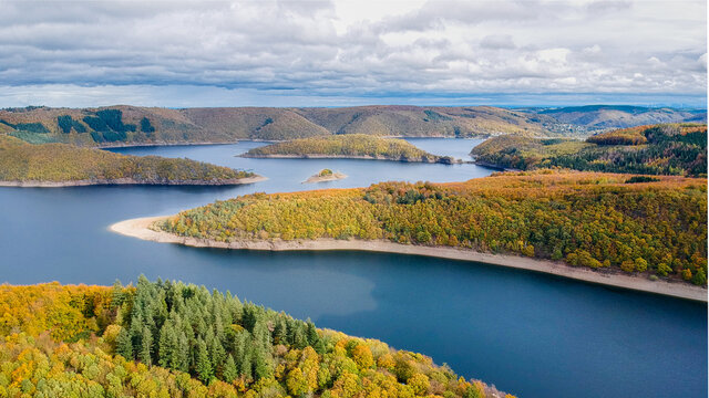 Luftaufnahme eines Sees im Herbst bei bew&ouml;lktem Himmel