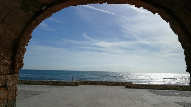 Arco que da paso al paseo mar&iacute;timo y a la  playa de Altafulla. Tarragona