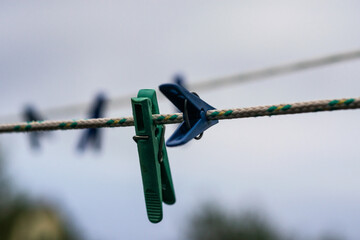 Obraz premium a rope with clothespins on a cloudy day