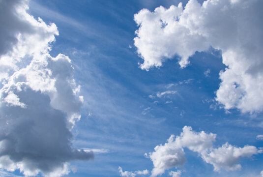 Refreshing blue sky and white clouds © HiroSund