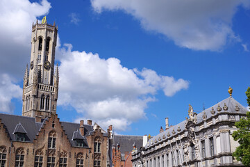 Fototapeta na wymiar Vue de Bruges surplombée par son beffroi