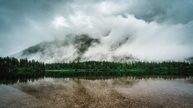 Epische Stimmung mit Morgennebel am Hintersee im Berchtesgadener Land.
