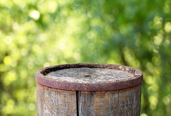 Naklejka premium Old rusty barrel top background