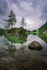 Epische Stimmung mit Morgennebel am Hintersee im Berchtesgadener Land.