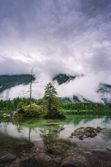 Epische Stimmung mit Morgennebel am Hintersee im Berchtesgadener Land.