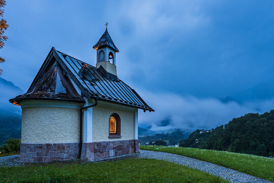 Kleine Kapelle mit dem Watzmann im Hintergrund.