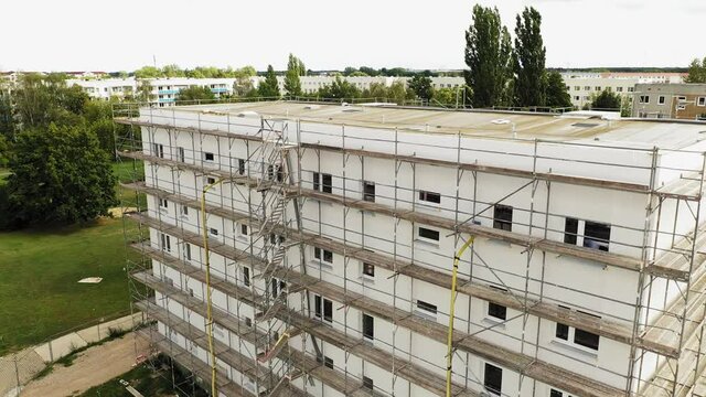 Bauger&uuml;st an einem Wohnblock