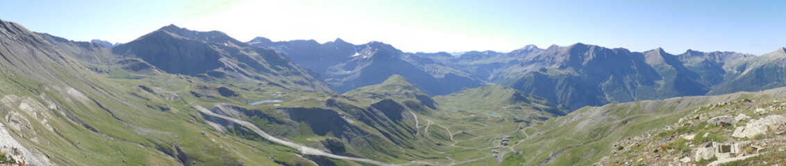 Panoramique : cr&ecirc;tes des montagnes alpines