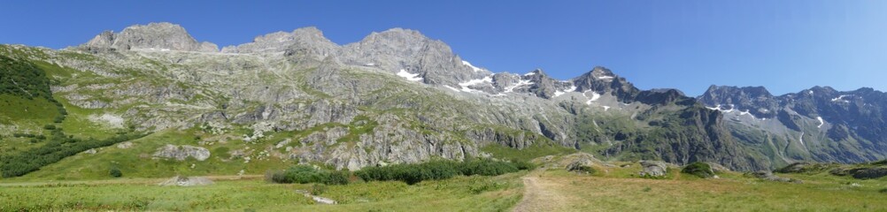 Fototapeta na wymiar Panoramique : chaine de la montagne alpine 