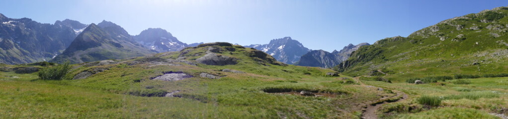 Fototapeta na wymiar Panoramique : plateau alpin devant les montagnes