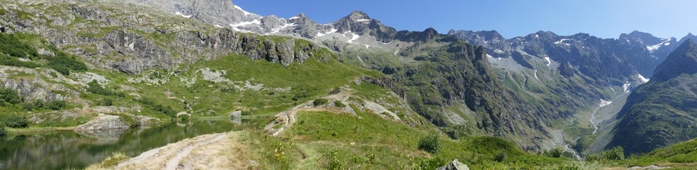 Fototapeta na wymiar Panoramique : la montagne alpine