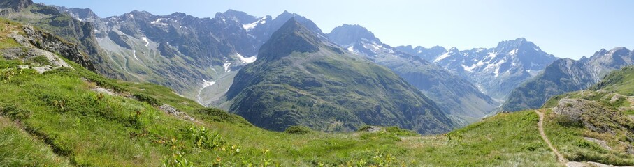 Fototapeta premium Panoramique : sentiers en montagne